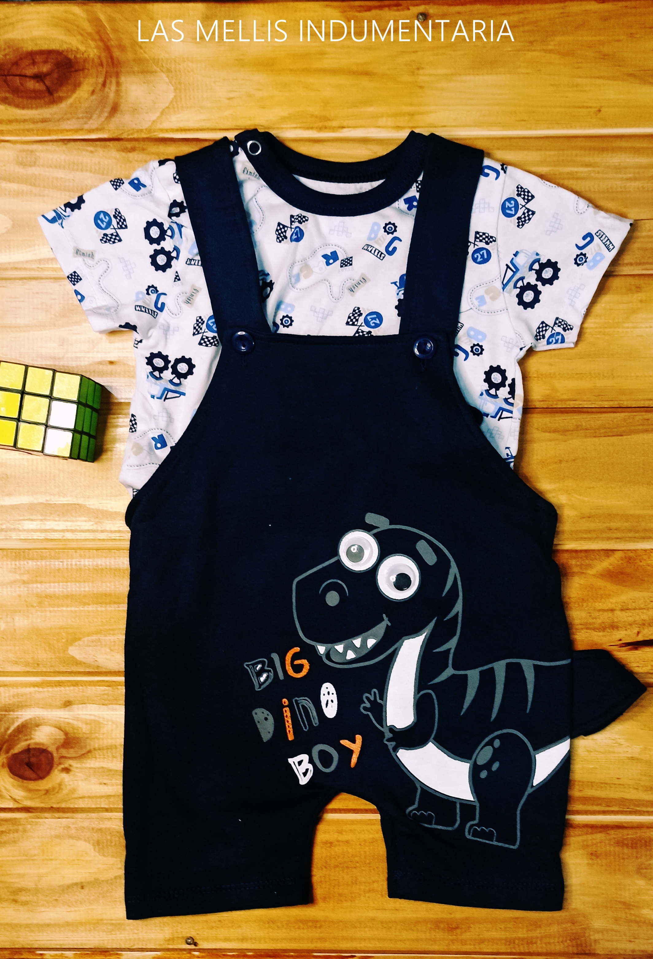 Jardineros con remera.